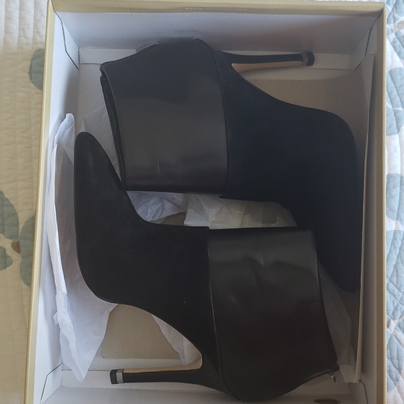 Michael Kors Freya Bootie - Picture 3 of 3